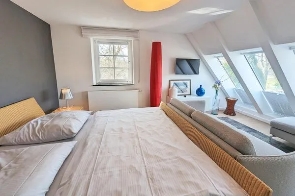 Bett, Couch und weiterer TV Haus Gretchen Turm