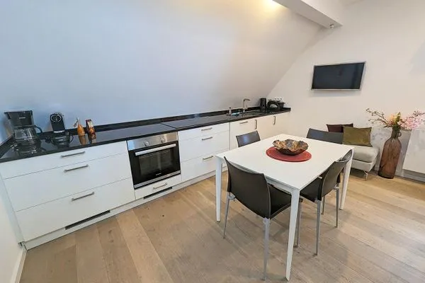 Küche mit hochwertigen Küchengeräten und Esstisch Haus Gretchen Galerie