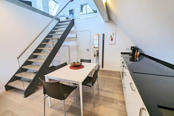 offene Treppe in das Galeriegeschoss mit dem Wohn- und Schlafbereich Haus Gretchen Galerie