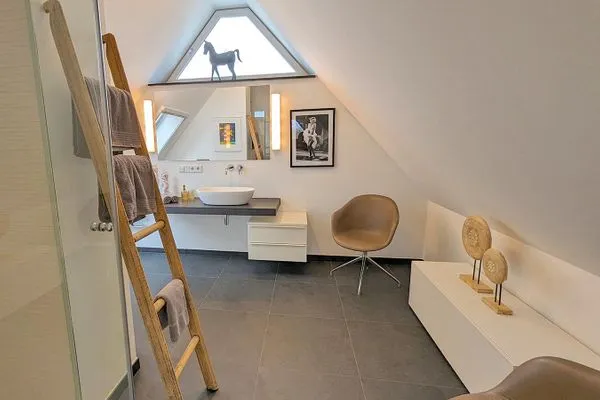 großzügiges Bad mit Dusche, WC und Waschtisch (Dusche mit Handbrause und Regendusche) Haus Gretchen Galerie