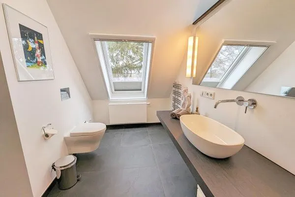 großzügiges Bad mit Dusche, WC und Waschtisch Haus Gretchen Galerie