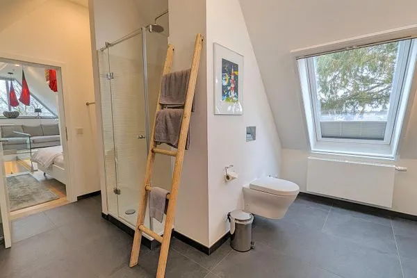 Bad und Blick in den Wohn-Schlafbereich Haus Gretchen Galerie