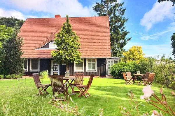 sonnige Gartensitzplätze auf der Südwiese Haus Gretchen Galerie