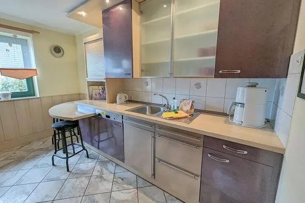 die Küche ist komplett ausgestattet mit Geschirrspüler, Mikrowelle, großer Herd mit Backofen und vielem mehr ...  Haus Svea