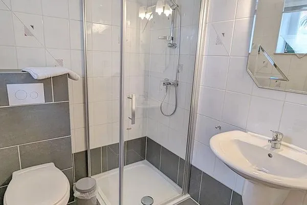 kleines Bad mit DU/WC im Erdgeschoß  Haus Svea