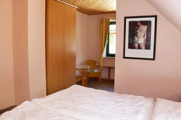 Schlafzimmer I - kleine Nische mit Sitzecke und Zugang zum eigenen Bad  Haus Svea