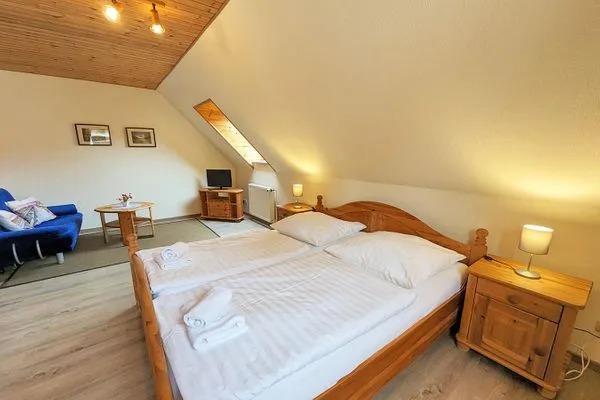 Schlafzimmer II - mit Doppelbett, kleiner Sitzecke und TV  Haus Svea