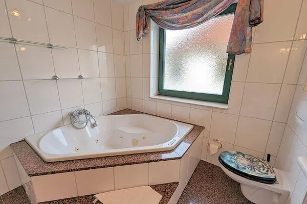 großes Bad mit Eckbadewanne (ohne Whirlfunktion)  Haus Svea