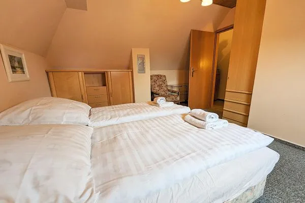 Schlafzimmer III mit kleiner Kommode  Haus Svea