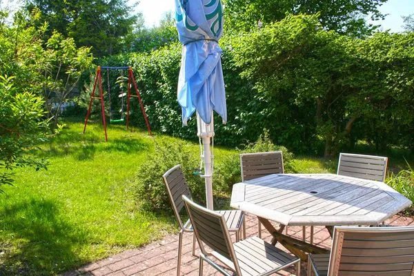 großer Tisch mit ausreichend Platz für 6 Personen  Haus Svea