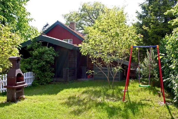 Garten mit Grill und kleinem Schuppen (für Kaminholzvorrat und zum Unterstellen der Fahrräder)  Haus Svea