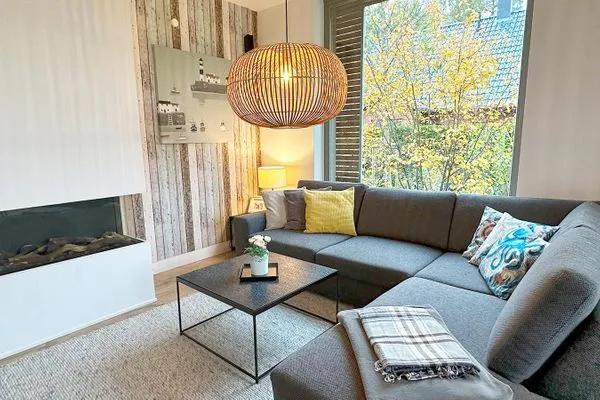 komfortabler Wohnbereich mit großer Fensterfront  Achternhus Fiete