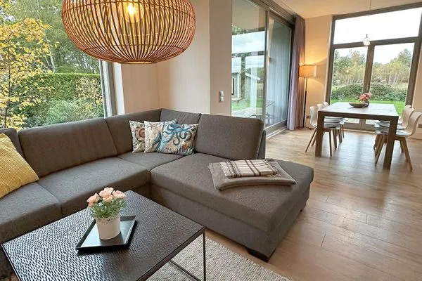 große Fensterfront mit Zugang zur Terrasse / Blick in den Essbereich  Achternhus Fiete