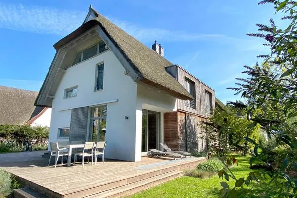 große Terrasse (Nord-West) mit viel Platz für Esstisch und Sonnenliegen  Achternhus Fiete
