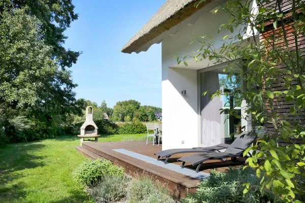 genießen Sie die Sonne auf der großzügigen Terrasse  Achternhus Fiete