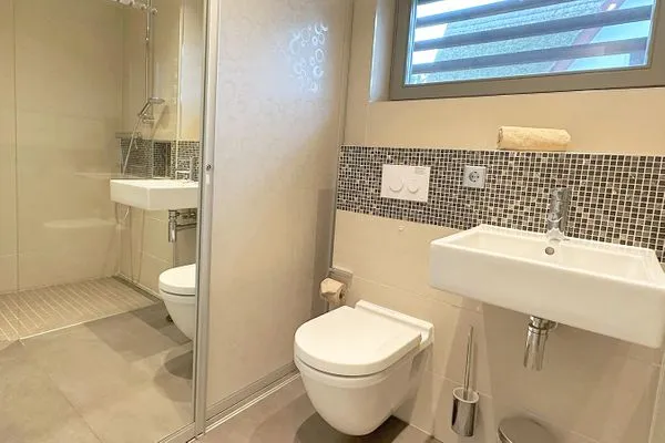 Bad mit DU/WC im Erdgeschoß  Achternhus Fiete