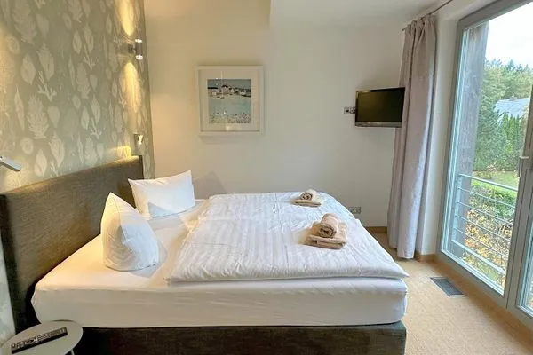 1. Schlafzimmer mit Doppelbett, TV  Achternhus Fiete