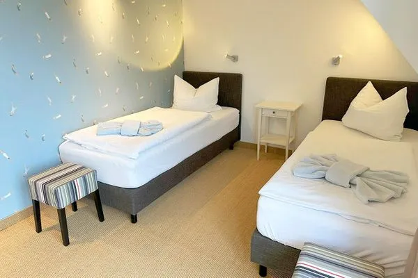 2. Schlafzimmer mit zwei Einzelbetten, Schrank und Schminktisch  Achternhus Fiete