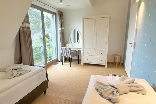 2. Schlafzimmer mit zwei Einzelbetten, Schrank und Schminktisch  Achternhus Fiete