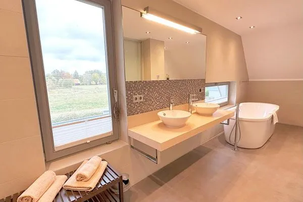 großes Bad im Obergeschoß mit Dusche, Badewanne, Sauna, Waschmaschine, zwei Waschbecken  Achternhus Fiete