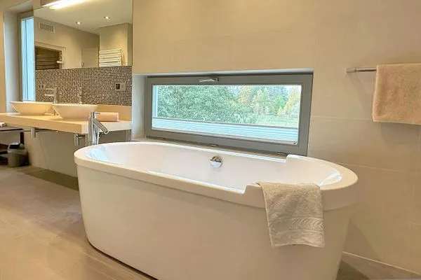 Badewanne mit Ausblick ins Grüne  Achternhus Fiete