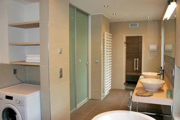großes Bad im Obergeschoß mit Dusche, Badewanne, Sauna, Waschmaschine, zwei Waschbecken  Achternhus Fiete