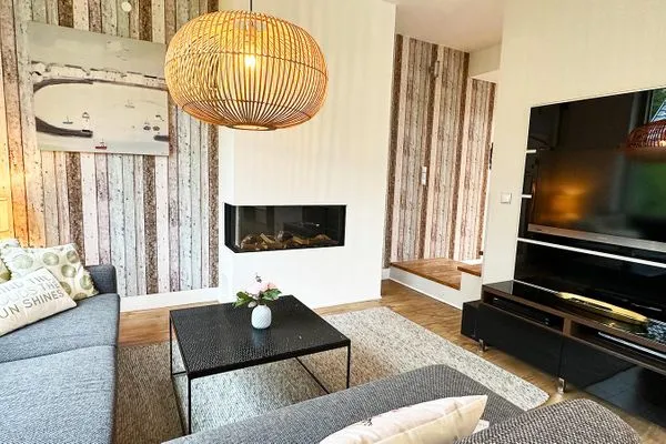Gas-Kamin und großer Flatscreen-TV im Wohnzimmer  Achternhus Kalle