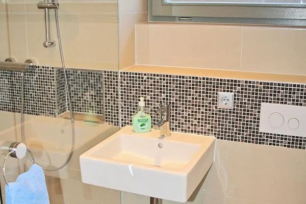 kleines Bad mit Dusche und WC im Erdgeschoß  Achternhus Kalle