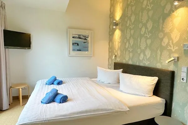 erstes Schlafzimmer mit Doppelbett und Einbauschrank  Achternhus Kalle