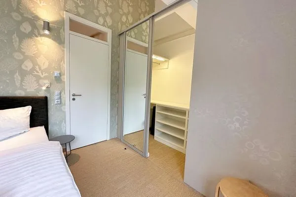 großer Einbauschrank mit Spiegelfront für Ihre Kleidung  Achternhus Kalle