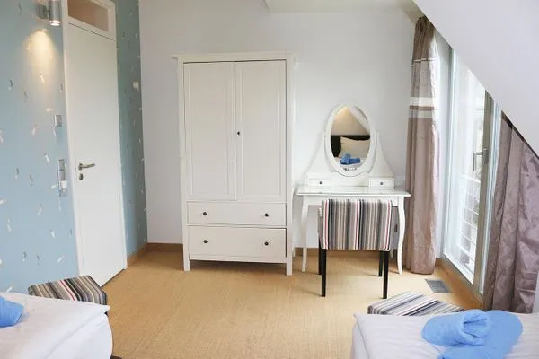 zweites Schlafzimmer mit zwei Einzelbetten, Schrank und Schminktisch  Achternhus Kalle