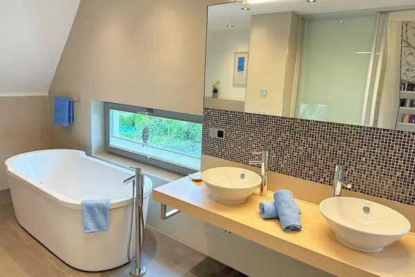 großes Bad im Obergeschoß mit Dusche, Badewanne, Sauna, Waschmaschine, zwei Waschbecken  Achternhus Kalle
