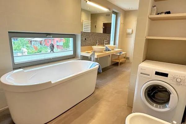 großes Bad im Obergeschoß mit Dusche, Badewanne, Sauna, Waschmaschine, zwei Waschbecken  Achternhus Kalle