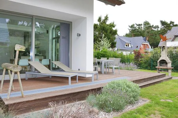 Terrasse mit Möbeln und Grill  Achternhus Kalle