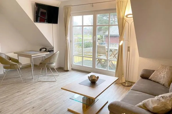 gemütlicher und modern eingerichteter Wohnbereich mit Balkon  Heckenrose W5