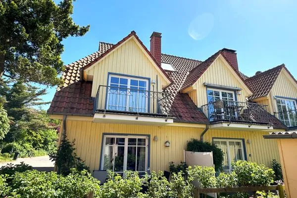W5 Heckenrose (2. Balkon von links)  Heckenrose W5