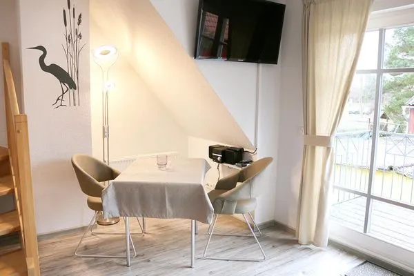 Essecke mit Tisch und 2 Stühlen im Wohnbereich, Stereo-Anlage,  Sat-TV (Flatscreen)  Heckenrose W5