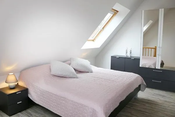 Schlafbereich mit Doppelbett und Kleiderschrank  Heckenrose W5