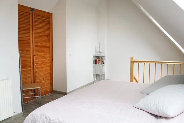 Schlafzimmer mit offener Treppe zum Wohnbereich  Heckenrose W5