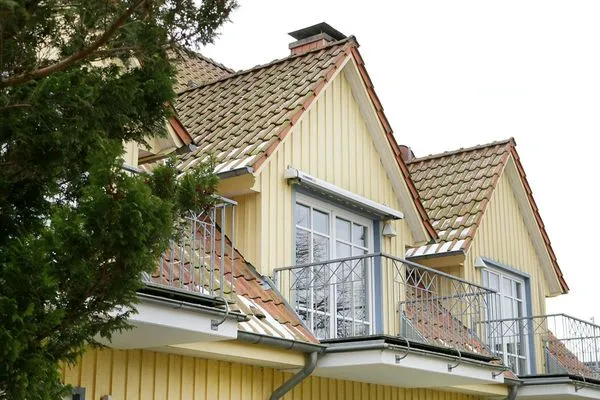 Balkon (2.von rechts)  Heckenrose W5