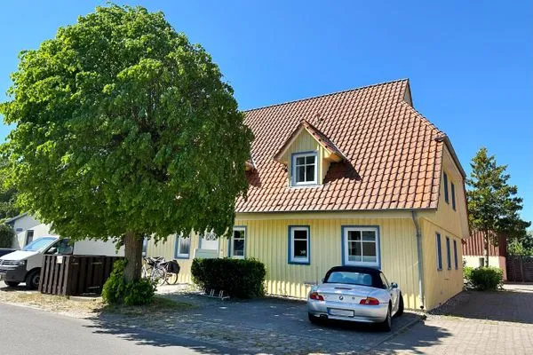 Außenansicht Haus Heckenrose (mit PKW-Stellplatz am Haus)  Heckenrose W5