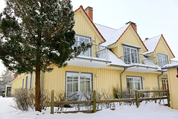das Haus im Schnee  Heckenrose W5