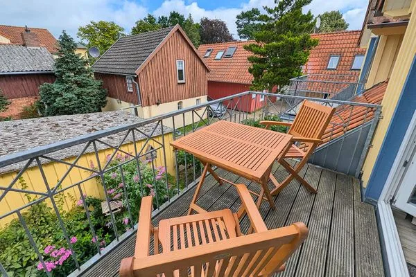 möblierter Balkon  Heckenrose W5