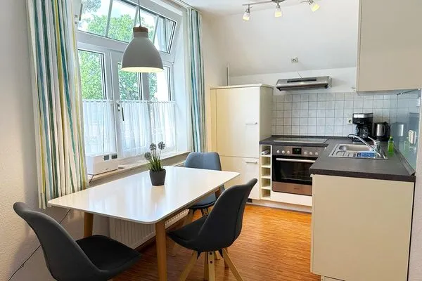 Küche mit Esstisch und Stühlen + 1 Kinderhochstuhl Katharinas Ferienhaus Wohnung 4