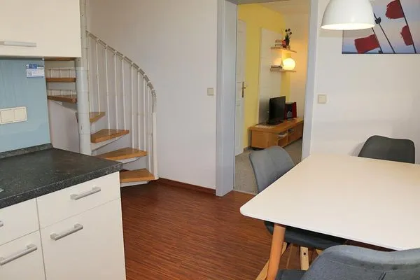 Küche mit Esstisch und Wendeltreppe zum Dachgeschoss Katharinas Ferienhaus Wohnung 4