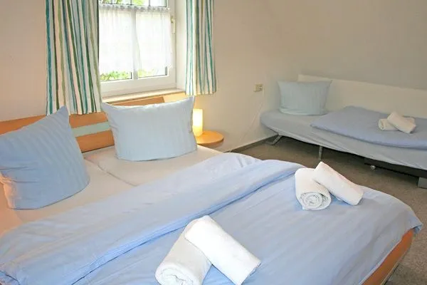 Schlafzimmer aufgebettet für 3 Personen Katharinas Ferienhaus Wohnung 4