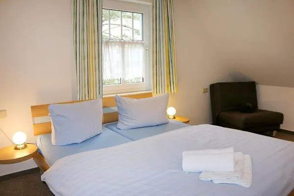 Doppelbett im Schlafzimmer, Schlafsessel als mögliche Aufbettung für 3. Person Katharinas Ferienhaus Wohnung 4