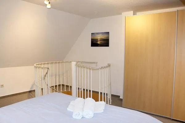 großer Kleiderschrank und Zugang zur Wendeltreppe im Schlafzimmer Katharinas Ferienhaus Wohnung 4