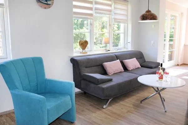 Wohnbereich mit Couch und Sessel  Backbord