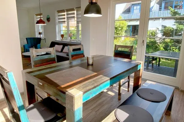 Veranda: Essplatz und Zugang zur Terrasse  Backbord